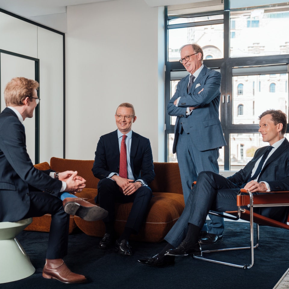 Beratungsteam im modernen Meetingbereich – Experten für Steuerberatung, Karriere und Unternehmensentwicklung im Mittelstand.